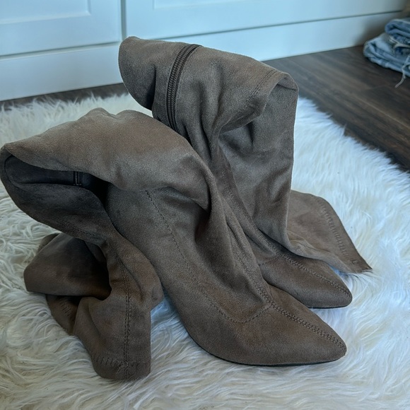 KNEE HIGH BOOTS - Picture 1 of 7